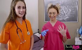 Enfermeira safada dando pro paciente na maca