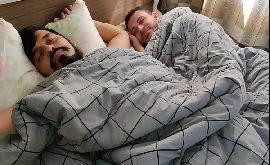 Sexo gay dormindo e sendo acordado comendo cu