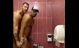 Sexo gay no banheiro da academia