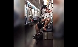 Transando no metro com novinha tarada no vagão
