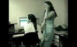 Lésbicas flagras com tesão se pegando no escritório